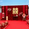 Decoración de Banquete de Bodas con Fondo de Terciopelo Dorado, Cortina Roja, Escena de Boda al Aire Libre en Patio Rural
