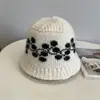 Dulce Sombrero de Pescador Tejido a Mano con Flores para Niñas Otoño e Invierno Nuevo Cálido Protección para los Oídos Lana Jacquard Sombrero de Pescador Venta al por Mayor