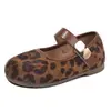 Sapatos de couro femininos estilo coreano, novo modelo primavera e outono 2026, sapatos單 de camurça macia para crianças com estampa de leopardo, sapatos de princesa para atividades ao ar livre para meninas