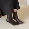 Botas de Moda Sexy Femininas Bico Fino Salto Agulha em Couro Bovino Oleado Camada Superior Inverno 2026 Novas Botas Curtas com Zíper Lateral