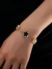 1 Pieza de Pulsera de Trébol de Cuatro Hojas de Lujo Ligero para Mujer, Joyería de Moda Versátil de Alto Nivel Incrustada con Diamantes de Color Dorado, Estilo Europeo y Americano