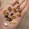 Venta al por mayor de fábrica color diamante acrílico taladro para coser a mano plano prismático fondo plano doble agujero taladro accesorios para ropa accesorios strass