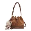 Bolsas Femininas 2025 Nova Coleção Outono e Inverno Bolsas Femininas com Estampa de Letras Estilo Nicho Bolsa de Ombro em Camurça Bolsa Transversal Estilo Balde