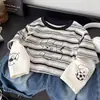 Camiseta de manga larga para niño, nueva colección de otoño 2026, top a rayas de corte holgado para niños, estilo de dos piezas, camiseta interior para bebé, ropa para niños