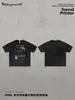 Camiseta Tendência Street Madness Estilo Americano High-Street Retrô com Estampa Digital Vintage Lavada Impressão Direta Manga Curta para Homens.