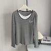 Camiseta de manga larga con cuello redondo y rayas con letras bordadas de dos piezas falsas para mujer, otoño, holgada, adelgazante, interior, base, top, a la moda