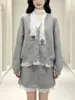 Conjunto de Tricô com Acabamento em Renda 2026 Outono/Inverno Novo Cardigan Suéter de Gola V Saia com Fita Conjunto de Três Peças para Mulheres