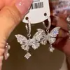 Pendientes de Mariposa Deslumbrantes de Diamante Completo Estilo Palacio, Temperamento de Lujo Ligero, Versátiles y Únicos Pendientes de Botón de Estilo Celebridad de Internet de Gama Alta para Mujer