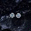 Plata de Ley S925 Estilo Vintage Desgastado Unisex Mismo Estilo Gd Personalizado Plata Tailandesa Pequeña Margarita Tornillo Pendientes Clavos para Hélice Oído Venta al por Mayor