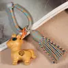 Colgante de Caballo del Zodiaco Tallado en Sándalo Dorado, Diseño de "Caballo Llorando", Llavero de Barra de Dinero "Hazte Rico al Instante", Colgante para Bolso, Borla