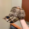 Otoño e Invierno Nuevo Sombrero de Felpa a Cuadros con Pico Moda para Mujer Cálido Bordado con Letras Gorra de Béisbol Versátil de Moda Sombrero de Ala Dura