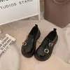 Cinto casual estiloso de fivela de couro sintético salto grosso sapatos pequenos de couro femininos 2026 Outono Novo Sola Grossa Abertura Profunda Bico Redondo Mocassins