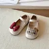 Sapatos de princesa para meninas, nova coleção de outono 2026, sapatilhas fofas estilo coreano de desenho animado, sapatos de couro macio com bico fino para bebês, modernos