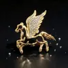 Broche de Lujo Ligero Pegaso Dorado Hueco Incrustado con Pedrería Caballo Galopante Pines para Traje de Hombre Ropa Formal Accesorios para Abrigo Corsage Fabricante