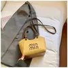 Bolso Pequeño Exquisito Versátil para Mujer 2026 Nuevo Invierno Nicho Retro Bolso de Mano Simple para Viajar Bolso Cruzado
