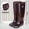 Botas de chuva longas, extra-altas, impermeáveis, antiderrapantes e quentes, com forro de fleece, adequadas para mulheres, capas de sapato de borracha, botas de água e sapatos de cano alto para adultos