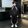 Roupas infantis, conjunto de agasalho de outono para meninos, nova coleção outono/primavera 2026, para crianças de tamanho médio e grande, esportivo, legal, estiloso e moderno para o outono
