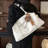 Bolso de hombro tipo tote transfronterizo con remaches de moda para debajo del brazo 2026 nuevo elegante con textura bolso de hombro de moda versátil para el día a día