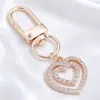 Lujo Ligero Chapado en Oro Full Diamante Charm Hebilla en Forma de D Colgante Hueco en Forma de Corazón Accesorios para Bolsos Llaves Fábrica Stock Mayorista
