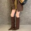 Botas femininas longas com forro de fleece, novo modelo outono e inverno 2026, bico fino, salto plataforma que aumenta a altura, cano reto alto, botas longas over-the-knee para mulheres