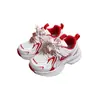 2026 Nuevo Modelo Zapatos Deportivos de Suela Ligera de Eva para Niños y Niñas al por Mayor Estilo Coreano Zapatos de Malla para Niños Zapatos Rojos de Año Nuevo 5587