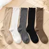 Nuevos Calcetines de Encaje con Volantes de Oreja de Madera Otoño/Invierno Color Retro Japonés para Mujer de Media Pantorrilla Rayados Largos Venta al por Mayor