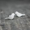 Aretes de tuerca de pájaro de plata esterlina 925, pequeños, artísticos, de plata lisa, cortos, para dormir