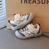 Zapatos de caminar para bebé anti-patada, zapatos de correr de cuero para bebé niño otoño 2026, zapatos de caminar de suela suave para bebé niña, venta al por mayor