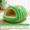 Cama cerrada y engrosada para gatos para el invierno, que proporciona calidez y comodidad a los gatos. Un nuevo tipo de casa para gatos y artículo para mascotas para la temporada de invierno