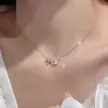 Colar Duplo Flor de Madrepérola Estilo Francês para Mulheres, Flor Oca de Ouro Rosa de Luxo Leve com Incrustação de Diamante, Acessório Moderno para Venda por Atacado