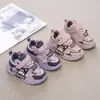 Zapatos de algodón para niñas 2025 nuevos cómodos y frescos nuevos zapatos para niños niños medianos y grandes niña de dibujos animados zapatos de papá estilo primavera
