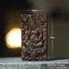 Colgante de Árbol de Agarwood Amarillo Qinan Marca Fortuna Colgante Artesanía de Relieve Tallado Pieza de Mano Estilo Chino de un Solo Lado Collar Wenwan