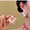 Brincos de tarracha com pingente de flor de agulha de prata estilo Chanel, brincos de camélia doces e frescos, acessórios de joias para orelha de luxo leve e de alta qualidade