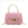 Bolsa de Gelatina Comércio Exterior Atacado Bolsa Infantil Feminina 2025 Novo Estilo Bolsa de Mão com Corrente e Pérolas Mini Bolsa de Mão Acolchoada
