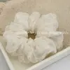 Scrunchie de Malha Branca com Bordado de Flores e Enfeite de Pérolas em Camada Dupla, Elástico de Cabelo Fresco e Doce