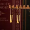 Pendientes nuevos de estilo europeo y americano con forma de alfiler dorado, personalizados, sencillos, de acero de titanio chapados en oro auténtico de 18 quilates.