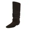 Botas femininas de cano alto em couro, feitas de couro bovino de flor integral, com bico quadrado e design empilhado, perfeitas para o inverno. Estas botas de salto médio, que vão até o joelho, são um novo estilo para a estação.