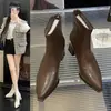 ¡Estos zapatos son demasiado bonitos, te hacen más alto y más delgado! ¡Hacen que tus piernas se vean largas cuando las usas!