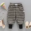 Calças Longas Xadrez para Meninos e Meninas Primavera e Outono Novas Calças Jogger Infantis Estilosas Versáteis Calças Longas Calças Flare Tendência