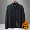 Jaqueta de algodão quente casual para outono e inverno, com forro de veludo cotelê, forro de fleece e espessura extra para homens, uma opção de agasalho estilosa para pais e homens de meia-idade