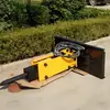 La minicargadora compacta modificada con un martillo hidráulico montado en la parte delantera se puede utilizar en diversas aplicaciones industriales y mineras para operaciones en espacios reducidos.