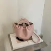 Bolsa de mão retrô Shuai Mi Jia para mulheres, nova moda outono 2026, bolsa transversal estilosa, bolsa tipo balde texturizada para o dia a dia