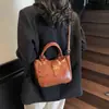 Bolso de Mano Rojo para Mujer 2025 Nuevo Popular Textura Retro Versátil Bolso de Hombro de Moda Bolso Cruzado Tipo Cubo