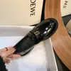 Estilo novo de primavera fivela quadrada pequena dourada estilo britânico versátil bico redondo salto grosso mocassins para mulheres
