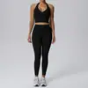 Conjunto de yoga de dos piezas estilo europeo y americano con sensación de segunda piel: Conjunto deportivo de top sin mangas con cuello halter en V profunda y pantalones largos ajustados que realzan los glúteos 62122+62332