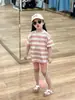 Ropa Coreana de Verano 2025 para Niños Nuevo Producto Moda para Niñas Camiseta de Manga Corta Rayas Anchas Pantalones Deportivos de Yoga Pantalones Medianos