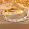 Pulseira de Fivela Larga com Cravação Completa de Diamante, Estilo de Luxo Leve, Sensação Fashion e de Alto Padrão para Mulheres, Pulseira Aberta de Aço Titânio Não Desbota