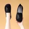 2026 Nuevos Zapatos de Tela Flyknit Old Beijing para Mujer Primavera Verano Otoño Zapatos de Malla para Madre Transpirables Antideslizantes Suela Suave Cómodos para Adultos Mayores