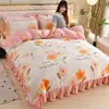 Juego de Cuatro Piezas de Terciopelo de Leche Engrosado para Invierno (4-4.5 kg) Juego de Ropa de Cama de Coral Fleece Otoño/Invierno con Faldón de Cama, Venta Directa de Fábrica, Venta al por Mayor y Dropshipping
