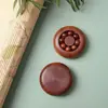 Spinner de dedo criativo de sândalo verde com contas preciosas vermelhas para sorte, exercício de dedo e entretenimento de lazer